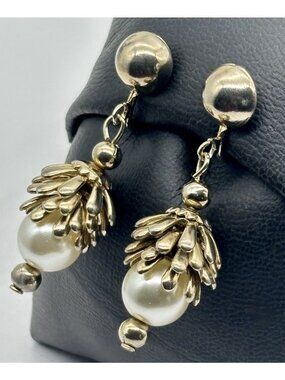 Vintage Gold-Tone Screw-Back Dangle Earrings Figural Pine Cones With Faux Pearls